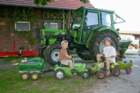 Spielplätze und kindgerechte Aktivitäten auf dem Hof