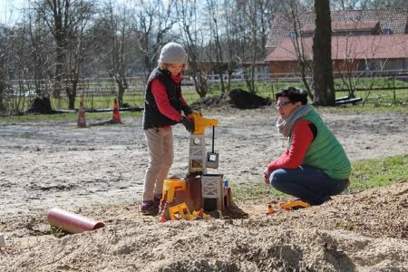 Spielplätze und kindgerechte Aktivitäten auf dem Hof
