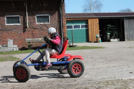 Spielplätze und kindgerechte Aktivitäten auf dem Hof