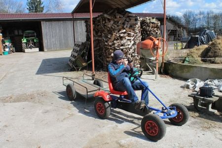 Spielplätze und kindgerechte Aktivitäten auf dem Hof