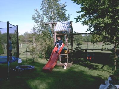 Spielplätze und kindgerechte Aktivitäten auf dem Hof