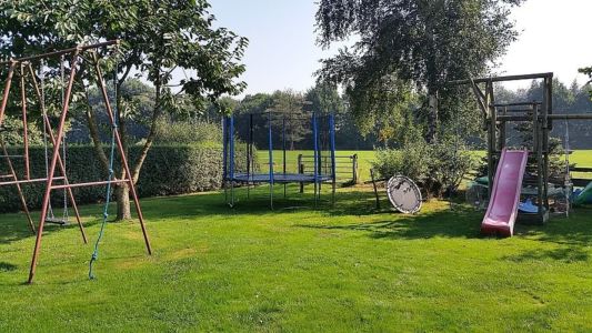 Spielplätze und kindgerechte Aktivitäten auf dem Hof